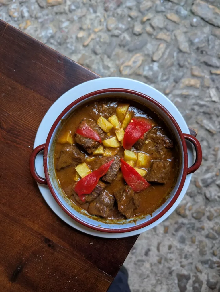 Cazuela con carne guisada