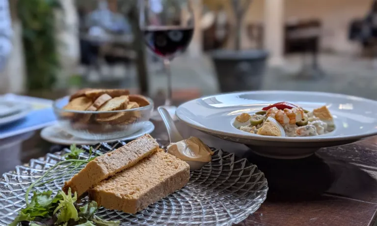 Plato con ensaladilla rusa, pastel de cabracho y panecillos